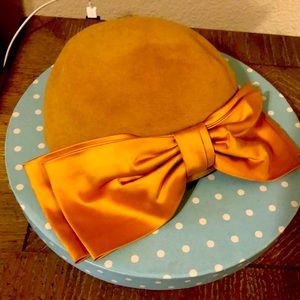 Vintage mustard pillbox hat with bow !